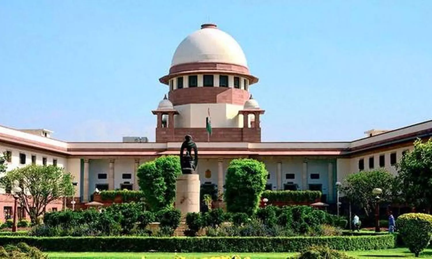 Jailing officers is not going to bring O2 to Delhi: SC stays HC order on contempt proceedings against Centres officials