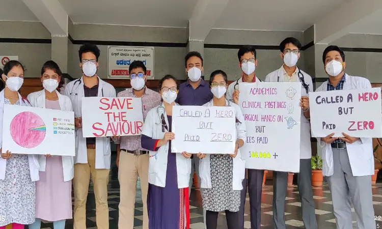 Karnataka resident doctors hold protest, demand fee reduction, COVID risk allowance