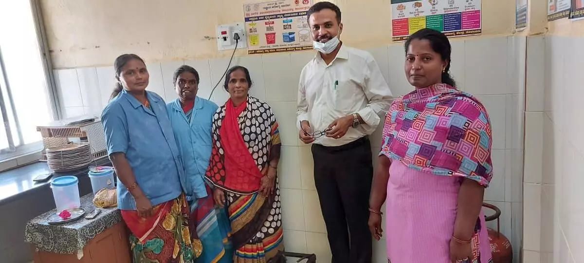Karnataka medical officer offers lunch at Rs 10 to CHC visitors