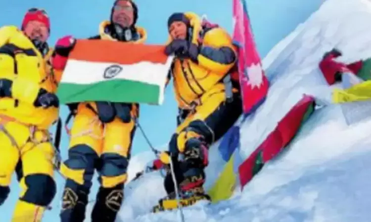 Gujarat Surgeon Couple Become Indias First Doctor Couple To Scale Mount Everest