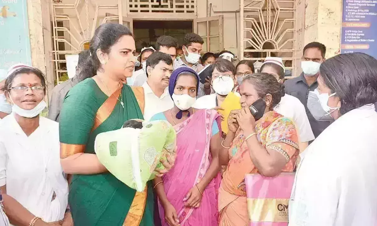 AP: Health Minister Vidadala Rajini inspects Government Victoria Hospital