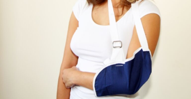 Broad Arm Sling better than Figure of 8 Bandage for Conservative ...