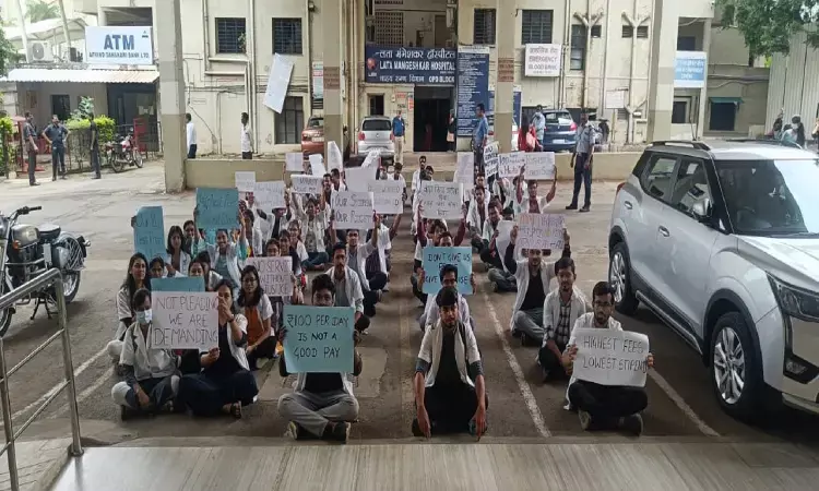 Rs 100 per day stipend: MBBS Interns of Lata Mangeshkar Hospital stage protest