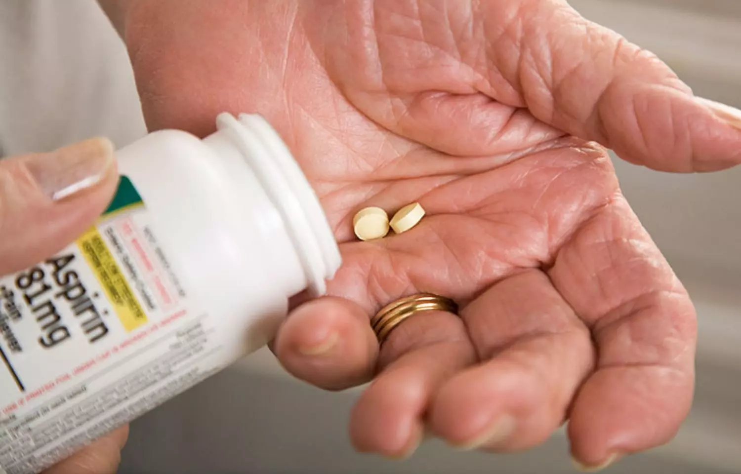 Stopping aspirin when on warfarin lowers risk of bleeding, finds JAMA study