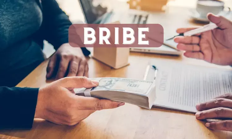 Kerala: Orthopaedician caught red-handed while accepting bribe for surgery