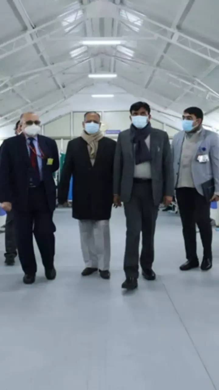 Union Health Minister Dr. Mansukh Mandaviya visits Safdarjung Hospital, reviews mock drill for ensuring the readiness of hospital infrastructure for COVID-19 management