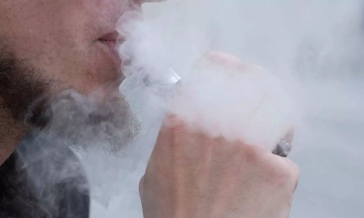 Smoking tobacco and vaping may put healthy young people at risk of severe COVID illness