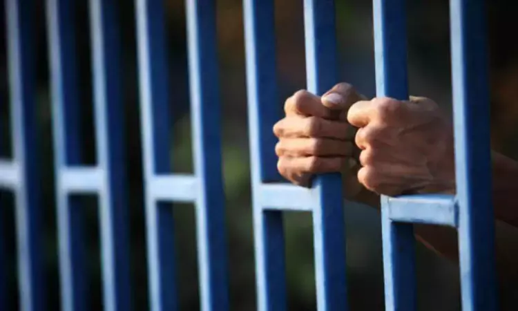 Bizarre: IGIMS doctors take out mobile phone from prisoners stomach
