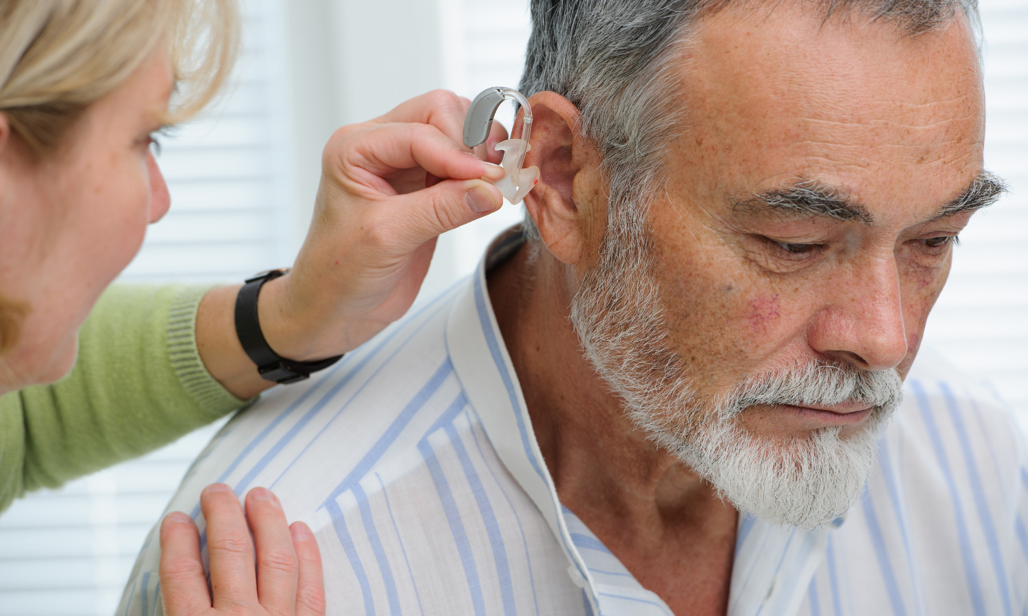 Тугоухость народное лечение. Старик со слуховым аппаратом. Нарушение слуха у пожилых людей. Глухота у пожилых. Тугоухость у пожилых.