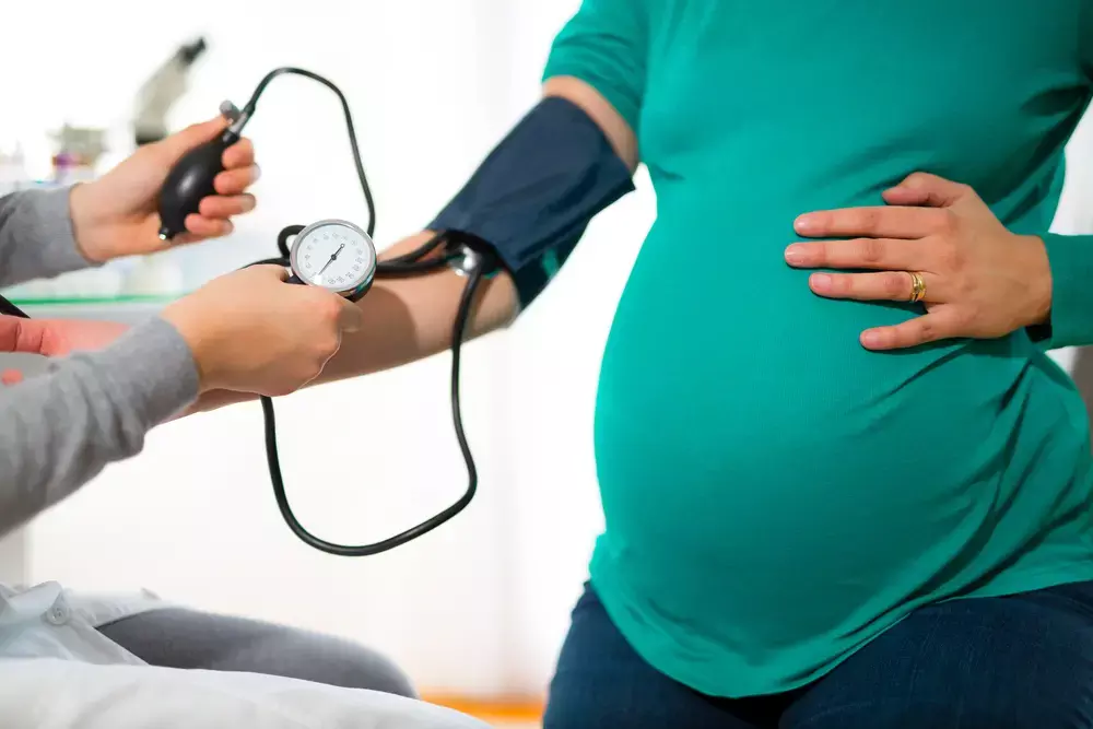 Pregnancy-induced hypertensive disorder associated with heart failure