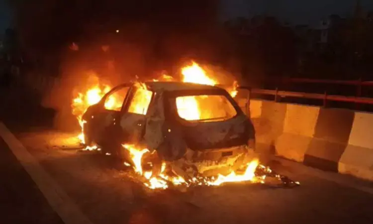 UP Doctor couples car catches fire on Purvanchal Expressway, escapes unhurt