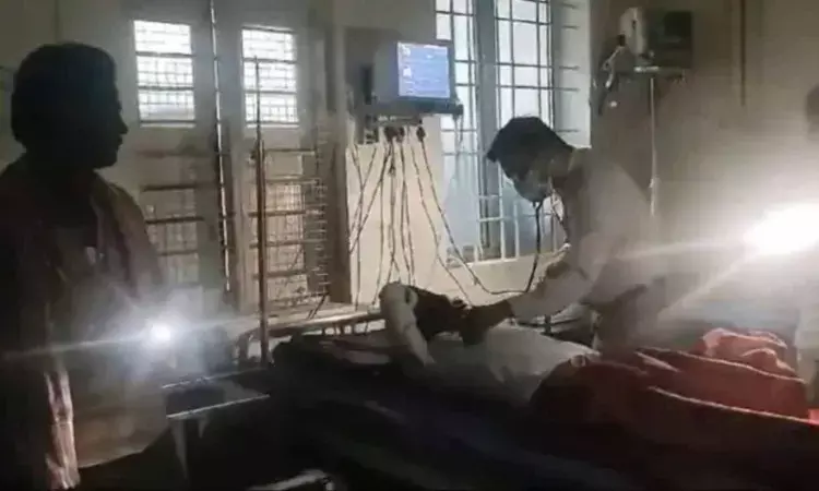 Karnataka Doctor treat patient under mobile flashlight amid power cut