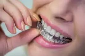 How does orthodontic pain differ in patients using fixed appliances versus those using clear aligner therapies?