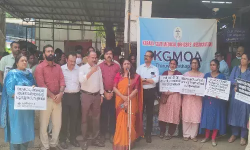 Kerala Govt doctors protest, demand safety after attack on colleague Kerala Govt doctors protest, demand safety after attack on colleague