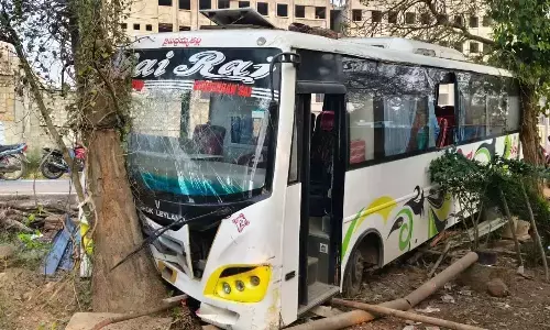Medical College Bus Crashes Into Tree in Kothagudem, 10 Students Injured.