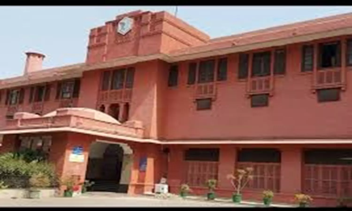 Lady Hardinge Medical College officer accused of demanding bribes, threatening vendors