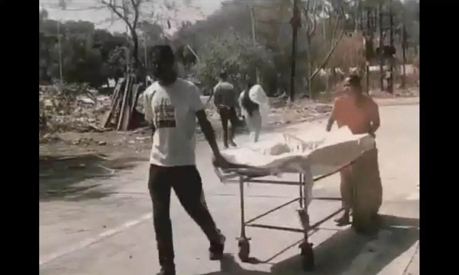 Viral Video Sparks Action at Indore MY Hospital After Parents Seen Transporting Child on Stretcher Viral Video Sparks Action at Indore MY Hospital After Parents Seen Transporting Child on Stretcher