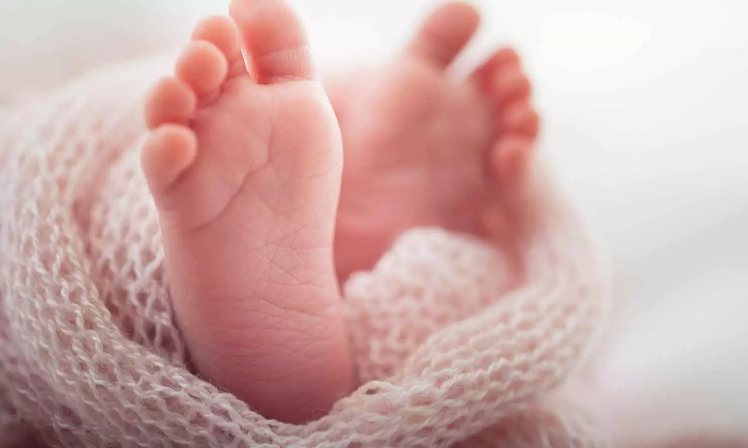 MP: Pregnant woman delivers baby at district hospital gate, family alleges medical negligence MP: Pregnant woman delivers baby at district hospital gate, family alleges medical negligence