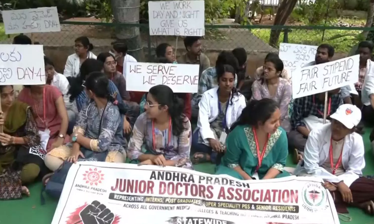 AP Junior doctors boycott emergency services, ICUs after 8 days of strike AP Junior doctors boycott emergency services, ICUs after 8 days of strike