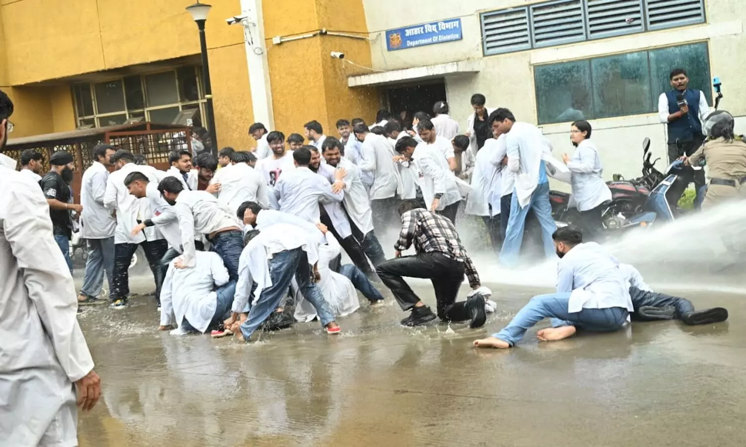 MP MBBS Interns Demand Stipend Hike MP MBBS Interns Demand Stipend Hike