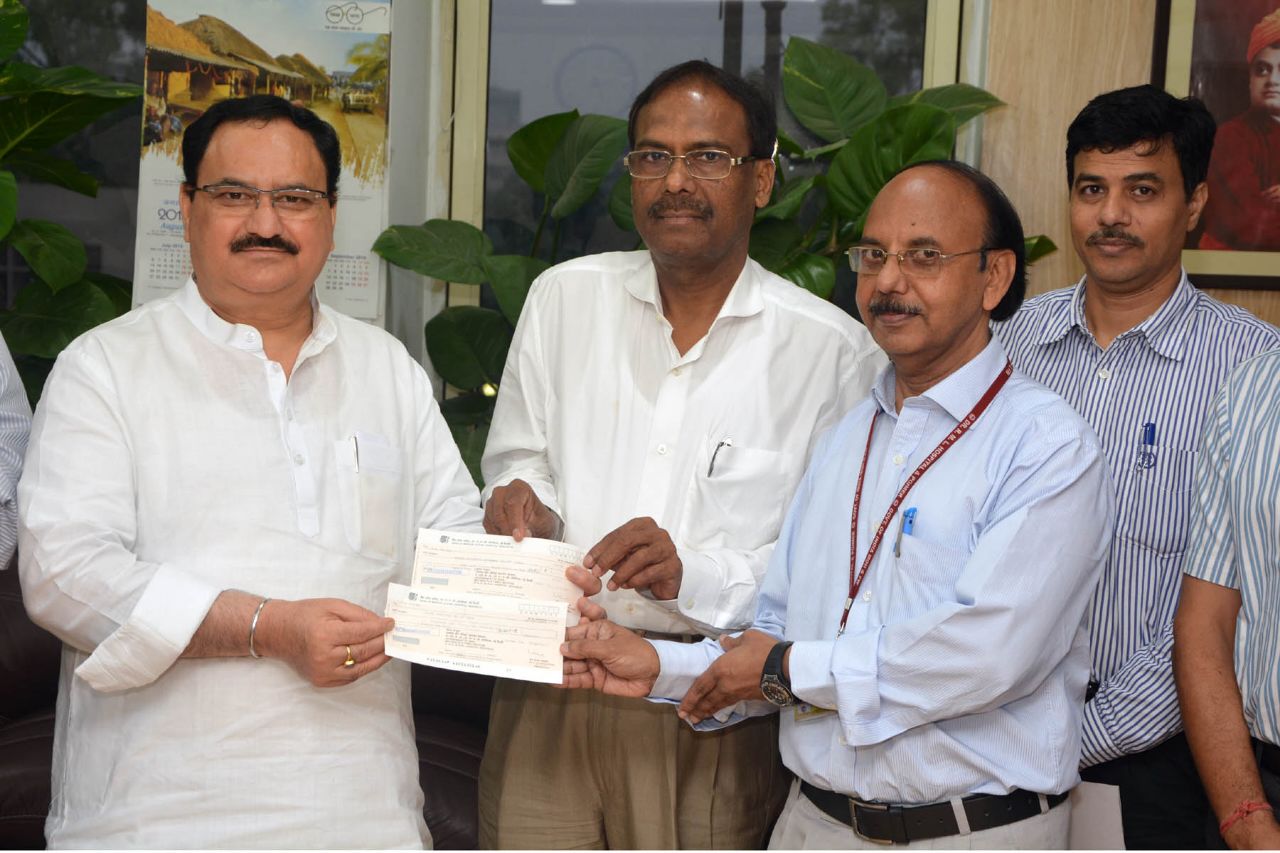 Employees of RML hospital, Delhi donate one days salary to nepal earthquake victims