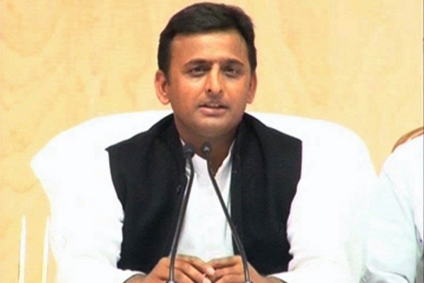 Former CM Akhilesh Yadav lashes out at emergency duty doctor while he meets accident victims