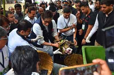 Maharasthra: Fadnavis and Bachchan raise hands for MahaCleanathon