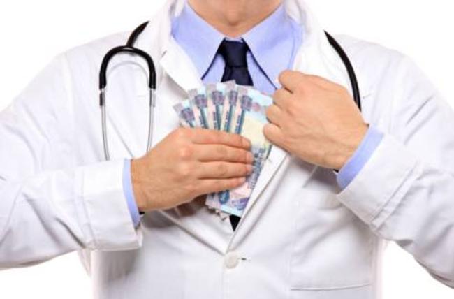 Odisha: Doctor caught red handed for accepting bribe from kin of patient