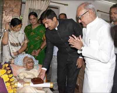 SALUTE: Dr Bhakti Yadav, first woman doctor from Indore receives Padma Shri Award at her home