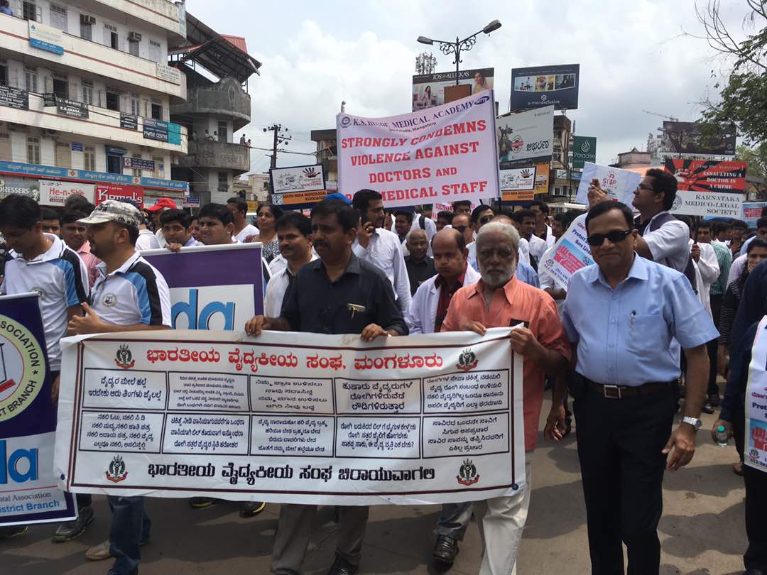 10,000 Mangaluru Doctors take to streets on Issue of Violence