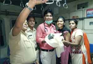 1 rupee clinic doctor helps deliver baby on-board Mumbai local train