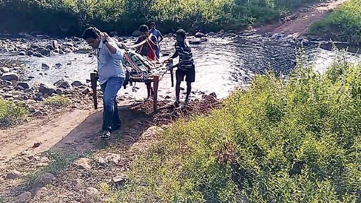Big Salute: Doctor Carries Pregnant Woman on Cot for 12 kms to PHC