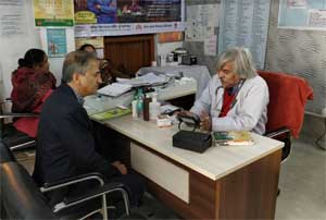 Cardiac surgeon Devi Shetty visits Mohalla Clinic in New Delhi