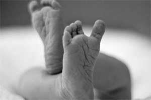 New born dies after anaemic mother delivers on road