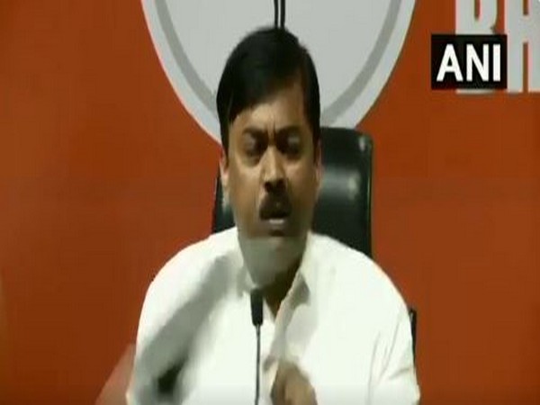 Kanpur Doctor throws shoe at BJP leader during press conference