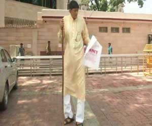 At 8 feet Height India s Tallest man asks UP CM to help him with his hip replacement surgery